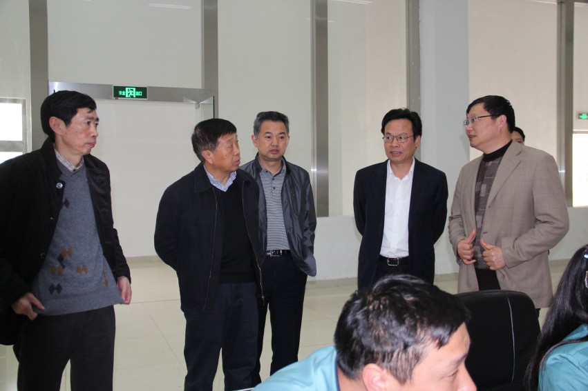 2015年4月16日下午，張家港市委書記姚林榮，市委常委、保稅區(qū)黨工委副書記、管委會(huì)副主任、金港鎮(zhèn)黨委書記卞東方等領(lǐng)導(dǎo)來華昌化工，就公司新項(xiàng)目進(jìn)行調(diào)研。朱郁健、路江、胡波等領(lǐng)導(dǎo)陪同姚書記一行參觀了氣化主控室和多元醇主控室。